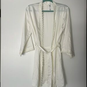 Flora Nikrooz white robe. Size XS/S. Worn once!